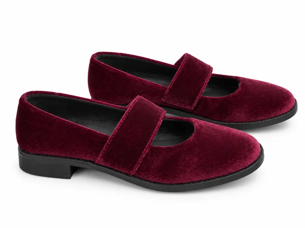 Zapatos Mary Jane de terciopelo burdeos.webp