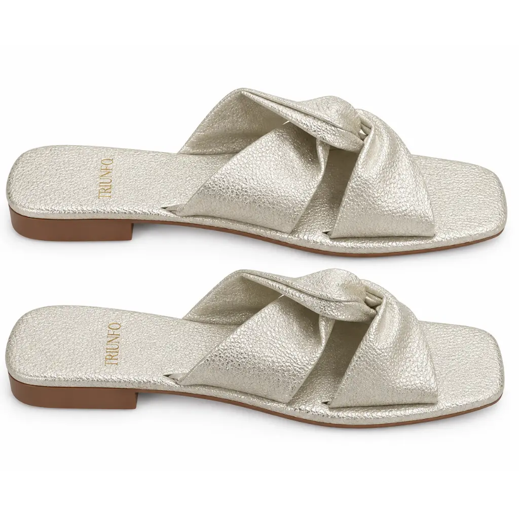 Sandalias metálicas TRIUNFO en estudio.webp